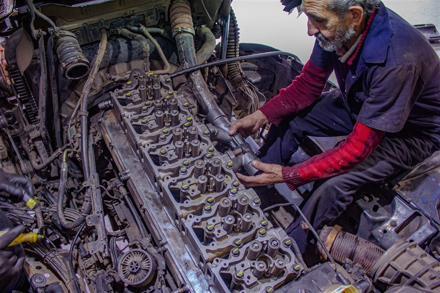 Mecânico fazendo ajuste de válvulas do motor
