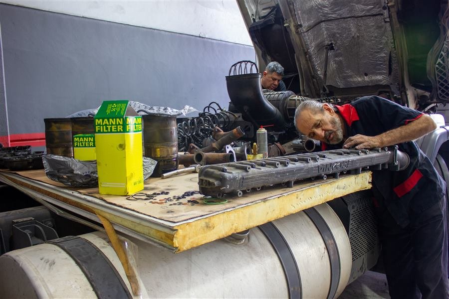Equipe da SOS Truck Service trabalhando em motor Scania