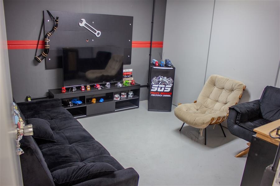Espaço de espera equipado na oficina física