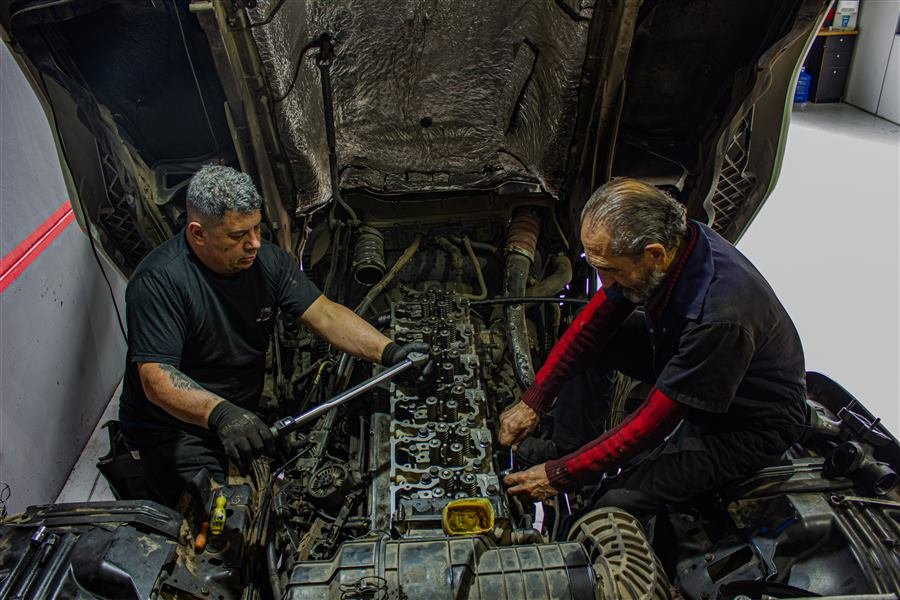 Mecânicos fazendo retífica de motor diesel